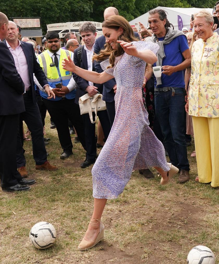 Csak ritka alkalmakkor láthatjuk így a hercegnét, bár a szettje nem volt a legideálisabb a focizáshoz, neki ez nem okozott akadályt. Lazán berúgta a gólt.