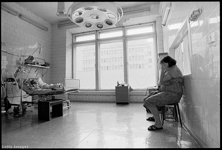 Kislány, akit radioaktív sugárzás ért, és anyukája egy minkszki kórházban 1986. augusztus 15-én