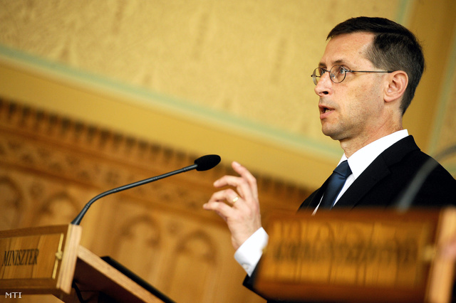 Varga Mihály nemzetgazdasági miniszter a kormányzati intézkedésekről tartott kormányszóvivői tájékoztatón az Országházban 2013. június 17-én.