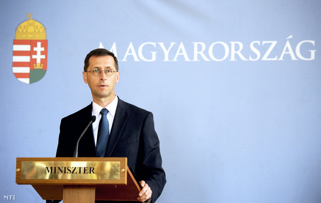 Varga Mihály nemzetgazdasági miniszter a kormányzati intézkedésekről tartott kormányszóvivői tájékoztatón az Országházban 2013. június 17-én.