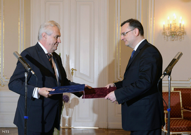 Petr Necas miniszterelnök benyújtja lemondását Milos Zeman cseh elnöknek