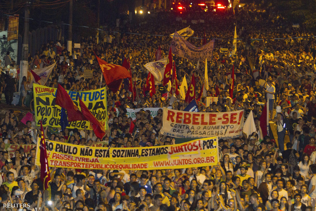 Tüntetők Belém városban. A középső transzparensen: "Sao Paulo nincs egyedül, együtt vagyunk"