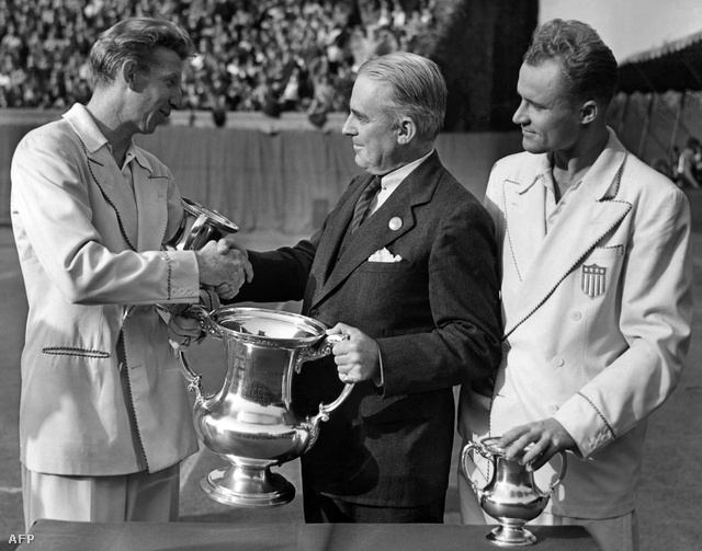 Mako (jobboldalt) második lett az 1938-as US Openen. Legyőzője Donald Budge, aki a második világháború előtt 5 évig volt a világranglista első helyezettje és Mako páros partnere is egyben.