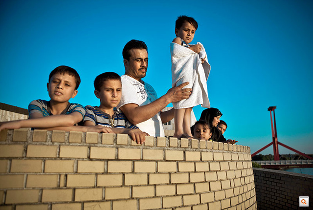 Mustafa Ghulam és családja, miután elmenekülni kényszerült afganisztáni otthonából és búcsút inteni a családjának, hogy tálib fegyveresek életveszélyesen megfenyegették. Családjával később az ENSZ menekültügyi szervezete újraegyesített Budapesten. A teljes sorozatért kattintson!