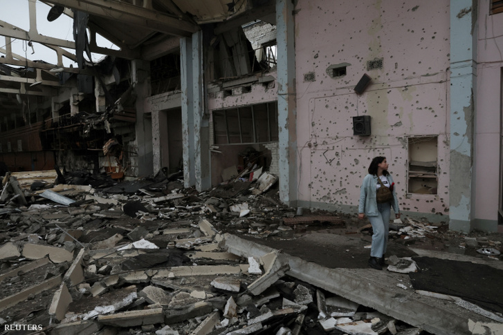 Egy lebombázott épület Harkovban, Ukrajnában 2022. június 24-én
