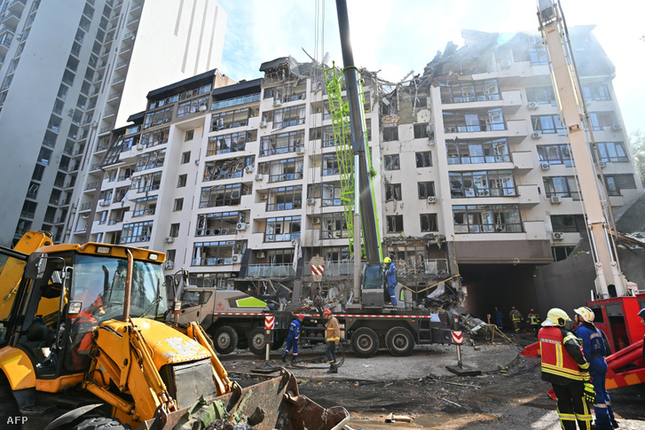 Ukrán mentők dolgoznak egy lebombázott lakóépület előtt Kijevben 2022. június 26-án