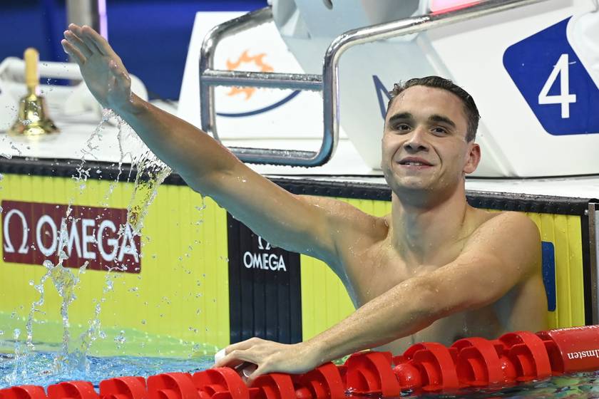 Milák Kristóf a férfi 100 méteres pillangóúszás döntője után a vizes világbajnokságon a Duna Arénában 2022. június 24-én.