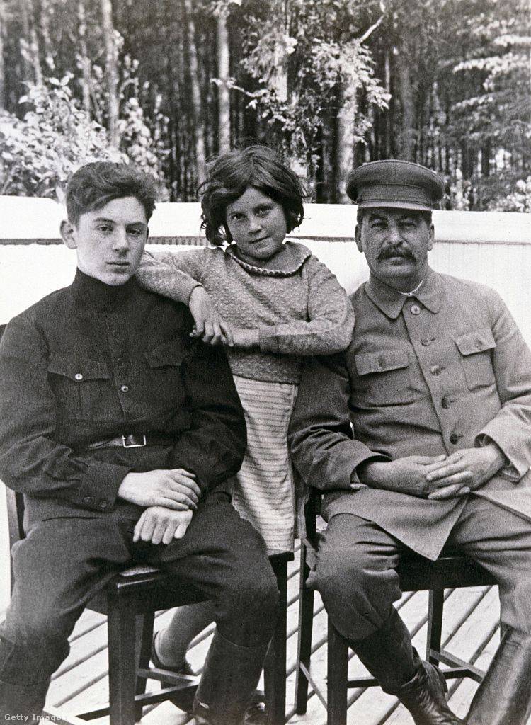 Sztálin, lánya, Szvetlana és fia, Vasily mellett.
