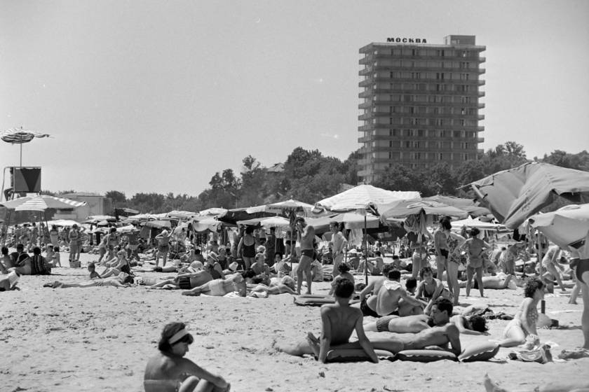 Bár a Kádár-korszakban a legtöbbeknek valóban a Balaton volt a „Riviéra”, akadtak, akik a tenger sós hullámaira vágytak. Nyugati országokba háromévente lehetett utazni, a baráti, szocialista országokra nem vonatkozott ilyen megkötés. Az 1965-ös képen az Aranyhomok tengerpart látható Bulgáriában, a háttérben a Hotel Moszkva.