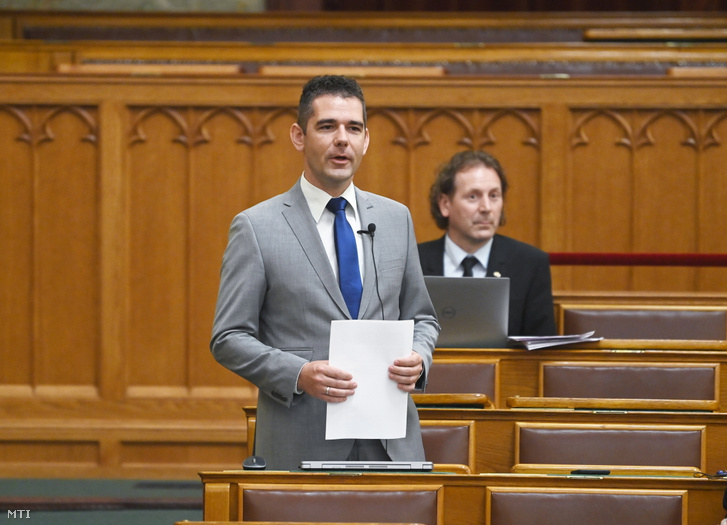 Novák Előd, a Mi Hazánk vezérszónoka felszólal az Alaptörvény tizenegyedik módosításáról szóló vitában 2022. június 28-án