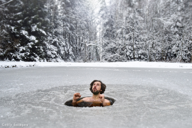 Vannak, akik jéghideg vízben úsznak a strandolás helyett, kiélvezve a számos előnyt, amelyeket ez az élmény nyújt, például a stresszhelyzetek kezelésének könnyebbségében