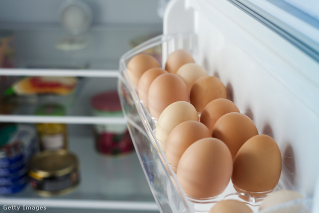 Az elterjedt gyakorlattal szemben a tojásnak semmi keresnivalója a hűtőajtóban
