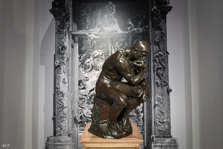 Rodin Gondolkodójának másolata a Christie's Aukciósházban 2022. június 28-án