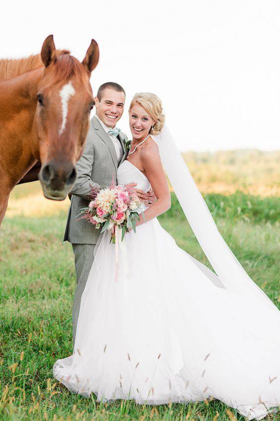 Gondolta, ha már ott van, nehogy lemaradjon az esküvői képről, így hát odabújt a szerelmesekhez, és mélyen belenézett a kamerába a ló. Az biztos, hogy nagyon előnyös lett róla a fotó.
