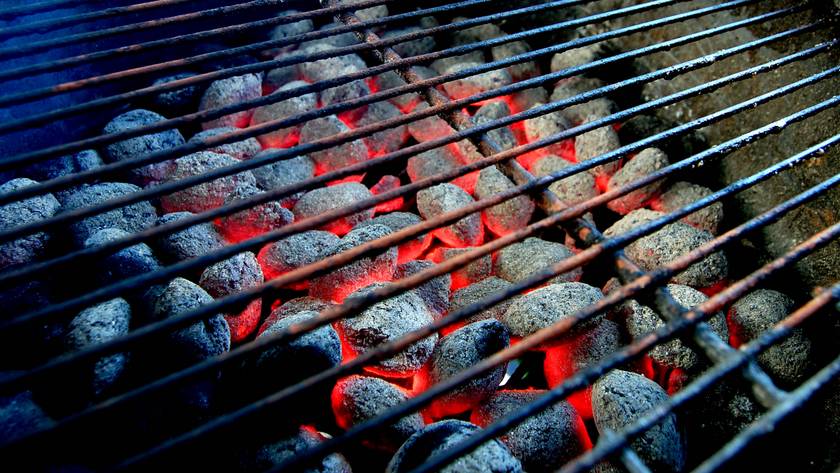 A faszenes grill kezelése nem egyszerű, jó, ha van benne rutinod