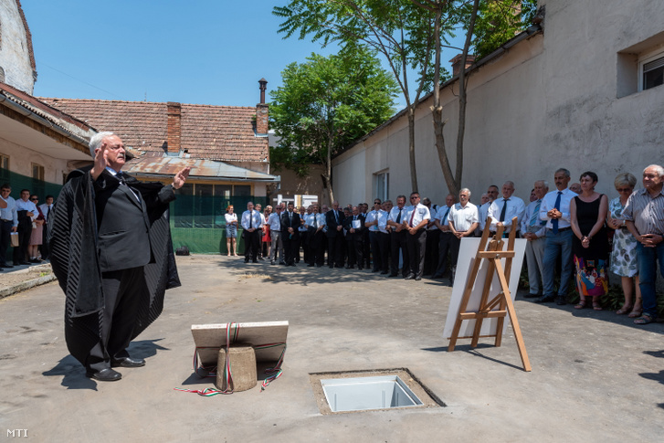 Kató Béla, az Erdélyi Református Egyházkerület püspöke áldást mond az egykori zsidó iskola udvarán tartott alapkőletételen Marosvásárhelyen 2022. július 1-jén