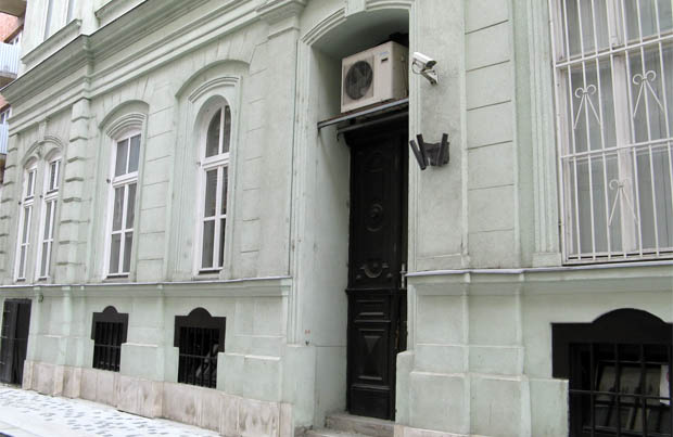 Klíma a kapuban – Só utca 3. Az 1870-ben épült eklektikus ház fővárosi területi védelem alatt áll.