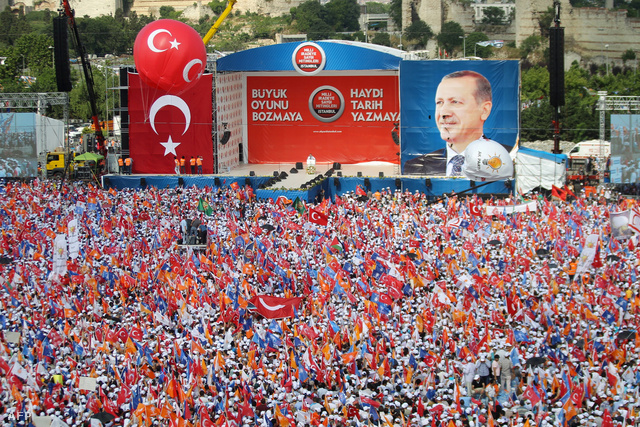 Több tízezer fős kormánypárti békemenet ünnepli Isztambulban Tayyip Erdogant június 16-án, miközben a város másik felén két hete tartanak a zavargások