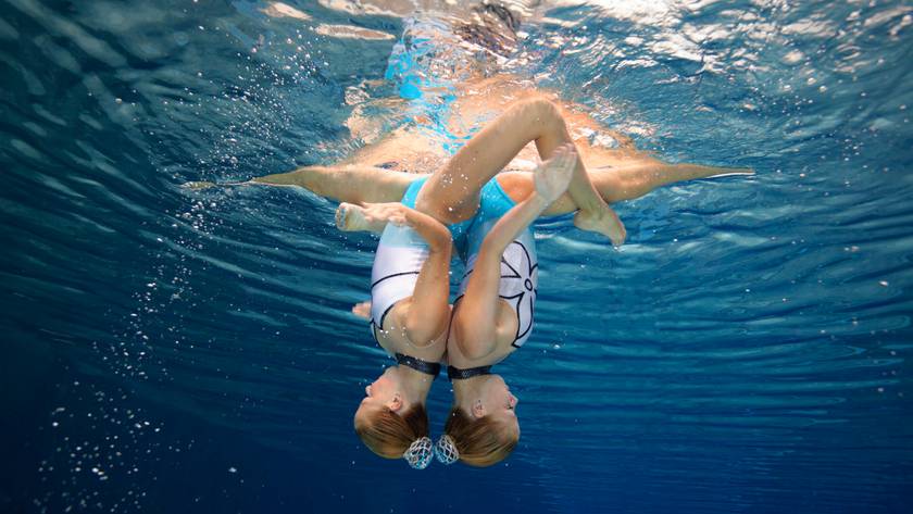 A szinkronúszók speciális edzésmódszerekkel tanulják meg, hogyan tartsák a vízben kontroll alatt a lélegzetvételüket