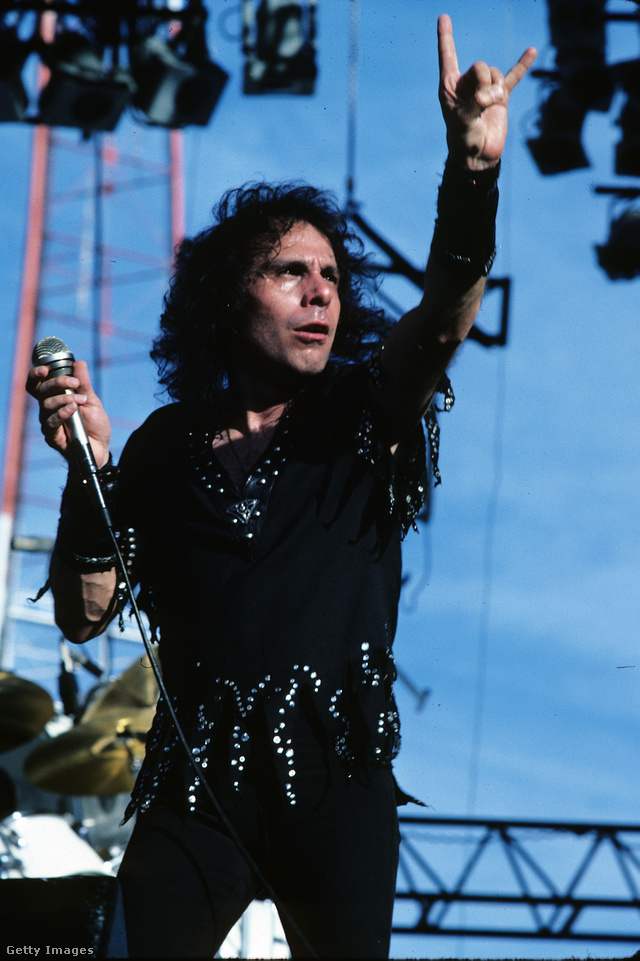 Ronnie James Dio (1942–2010) kedvenc kézjelét mutatja a közönségnek
