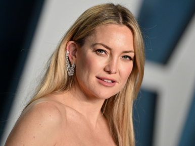 Kate Hudson a reggeli kávézás közben mutatta meg fedetlen kebleit