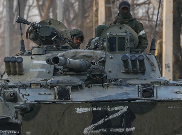 Orosz katonák egy páncélozott harcjárművön a Donyeck megye déli részén fekvő Volnovahában 2022. március 26-án