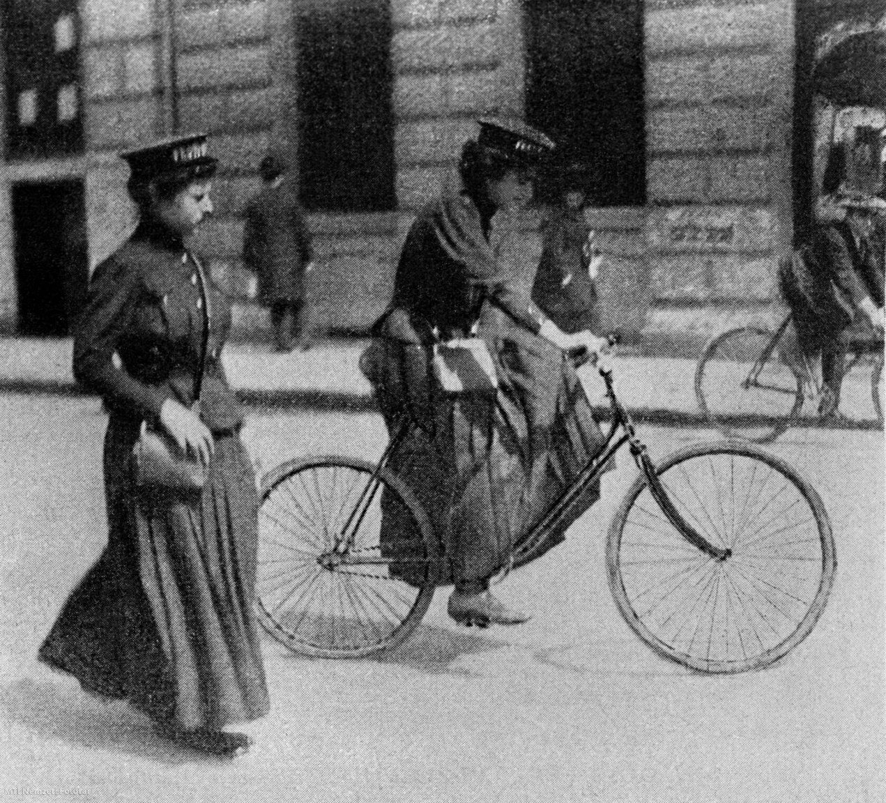 Budapest, 1910. körül   Fiatal lányok kerékpároznak a budapesti utcán a huszadik század első éveiben.   A századforduló képeslapjai közt tallózva sok mai újdonságnak találjuk meg a - ma már mosolyt keltő - csíráját.