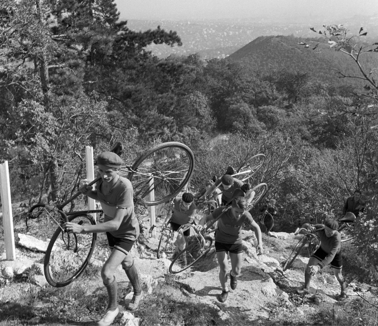 Budapest, 1958. október 19. A terepkerékpáros bajnokság résztvevői a Szabadság-hegyre viszik fel kézben kerékpárjaikat.
