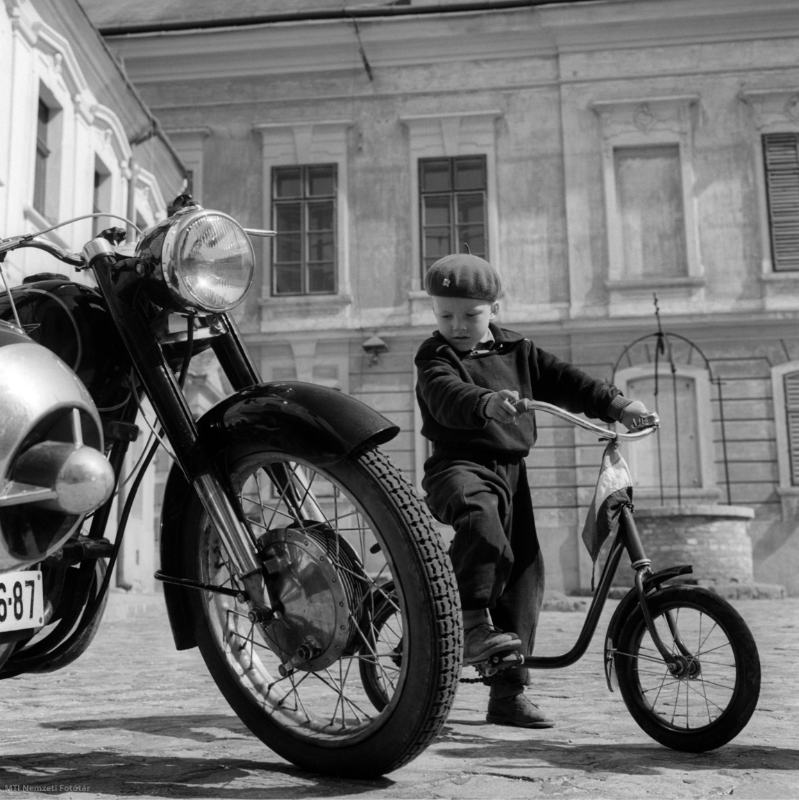 Veszprém, 1960. június 1. Egy biciklis kisfiú egy Pannonia oldalkocsis motorkerékpárt csodál a várnegyedben.
