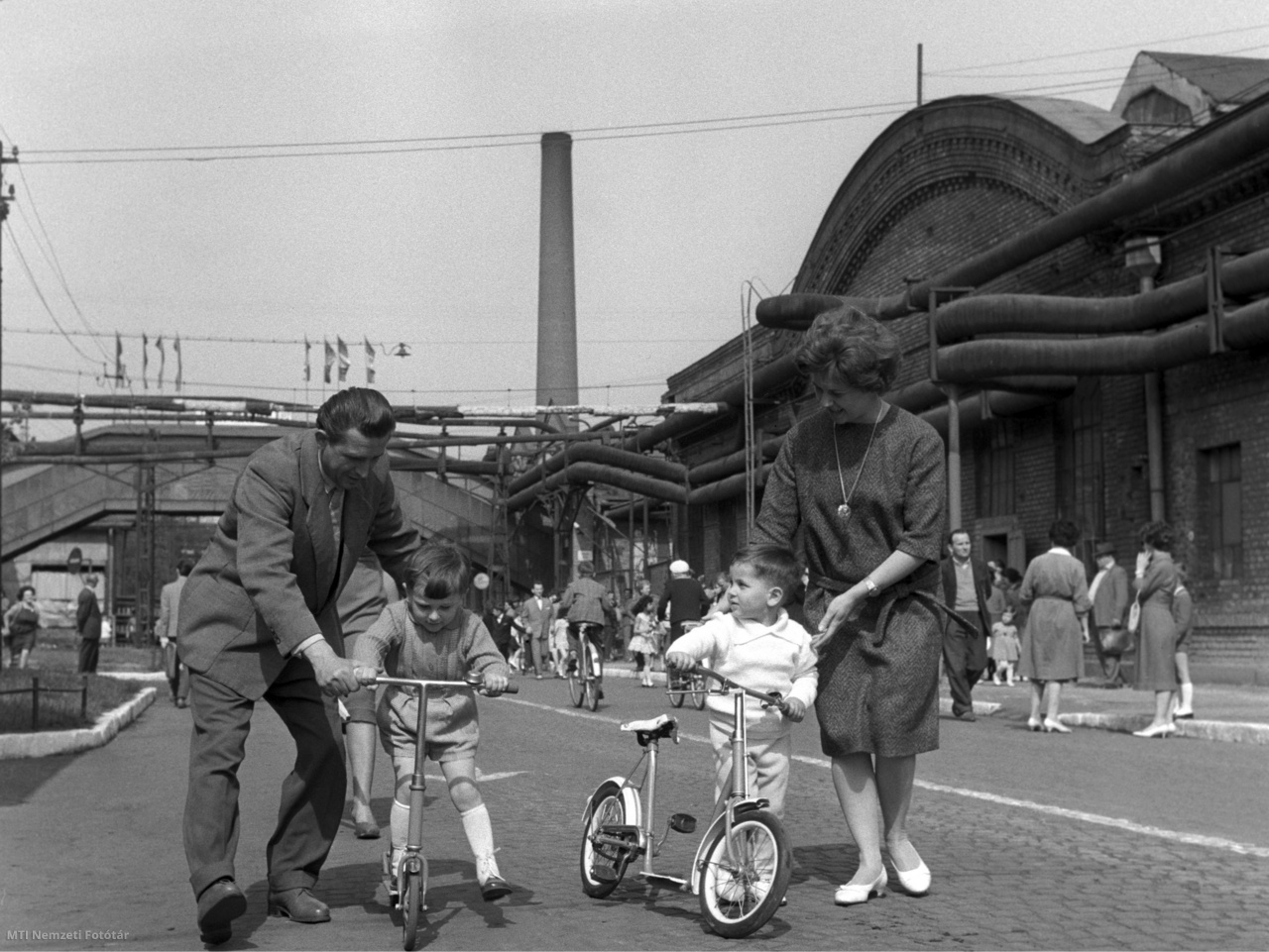 Budapest, 1963. április 30. Kerékpárokat próbálják ki a Csepel Vas- és Fémművek Kerékpárgyárában a dolgozók gyerekei a gyermeknap alkalmából rendezett látogatáson. A gyár a munka ünnepe, május elseje előtti napon leáll és a dolgozók vendégül láthatják a gyermekeiket, megmutatva hol dolgoznak, mit csinálnak. Az idén mintegy 20 ezer gyermek ismerkedett szülei munkahelyével.