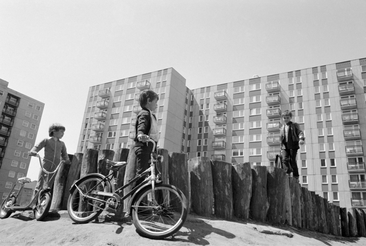Budapest, 1982. május 6. Gyermekek kerékpárral a rönkökkel határolt játszótéren Angyalföld legújabb lakótelepén, a Béke út és a Röppentyű utca között.