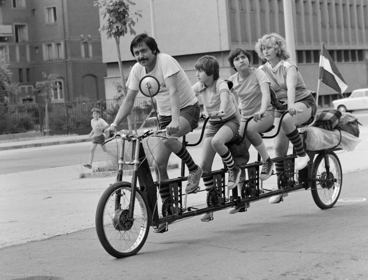 Budapest, 1977. június 24. Budapestről Hamburgba indul Ollári Tibor, a Láng Gépgyár dolgozója és családja, féléves munkával készített, négyüléses kerékpárján. 
