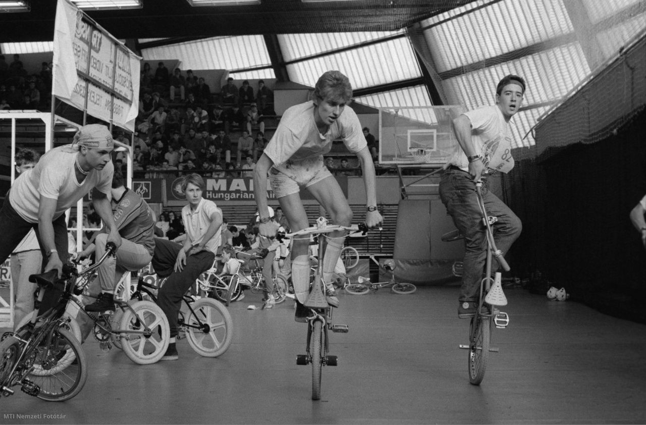 Budapest, 1989. január 8. Az I. Országos BMX-kerékpár bajnokság résztvevői bemelegítenek a verseny előtt, a Körcsarnokban.