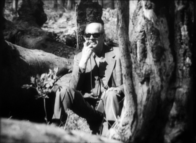 Állambiztonsági megfigyelő egy vadászház közelében. Képkocka a Belügyminisztérium Filmstúdiójának Vendég című oktatófilmjéből, 1978