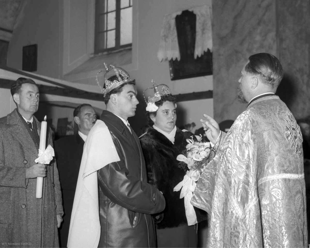 Százhalombatta, 1957. november 18. Ivanov Illés és Izinger Irén a görögkeleti templomban fogad örök hűséget egymásnak az egyház szertartása szerint. Egyetlen napon négy ifjú pár házasodott meg a településen.