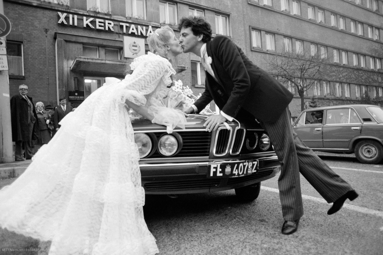 Budapest, 1981. október 30. Ernyey Béla és menyasszonya, Szűr Mari színművészek a XII. kerületi Tanács előtt esküvői csókot váltanak. 