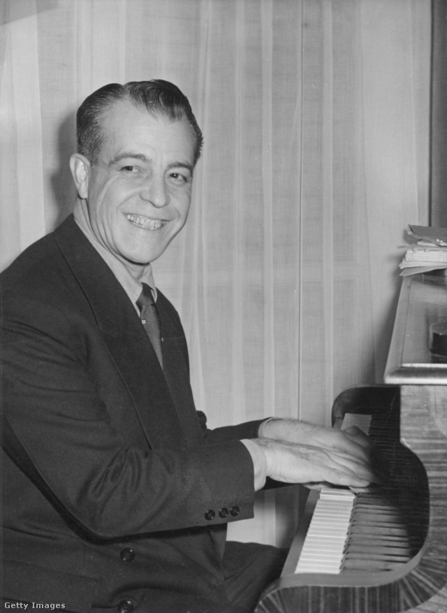 Az egykori sztár a zongoránál az 1950-es években