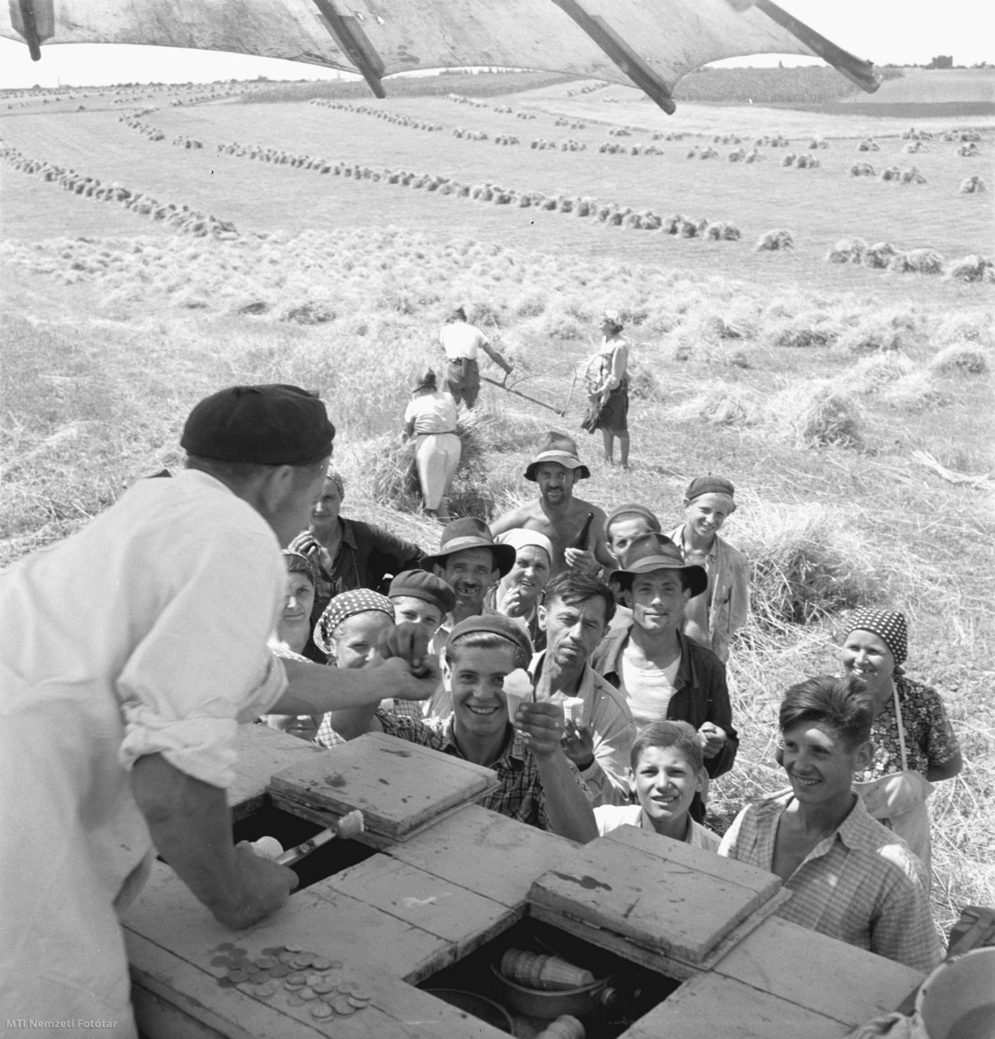 Kaposvár, 1956. július 20. A kaposvári földműves szövetkezet mozgóboltja a kaposvári Szabadságzászló termelőszövetkezet aratóit frissítő italokkal és fagylalttal látja el.