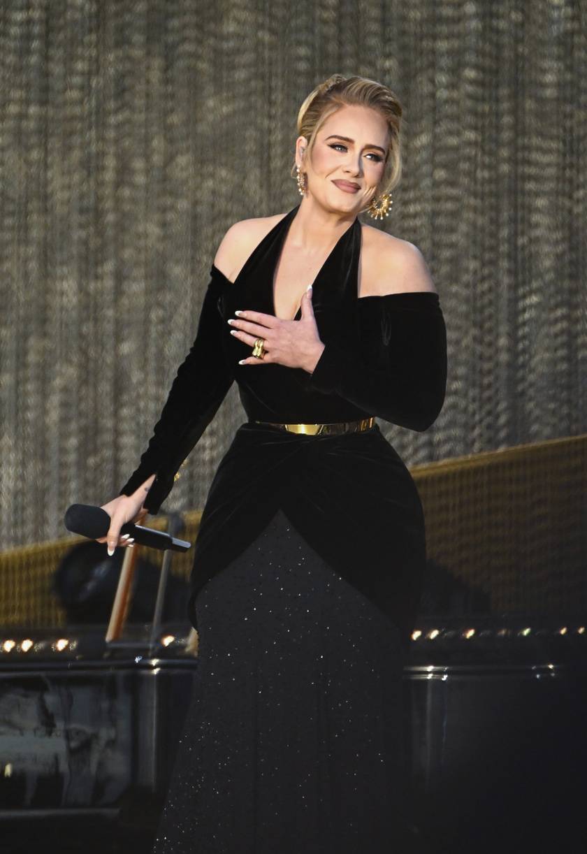 Adele a Hyde Parkban lépett fel a nagyközönség előtt, csodásan nézett ki ebben a fekete estélyiben.
