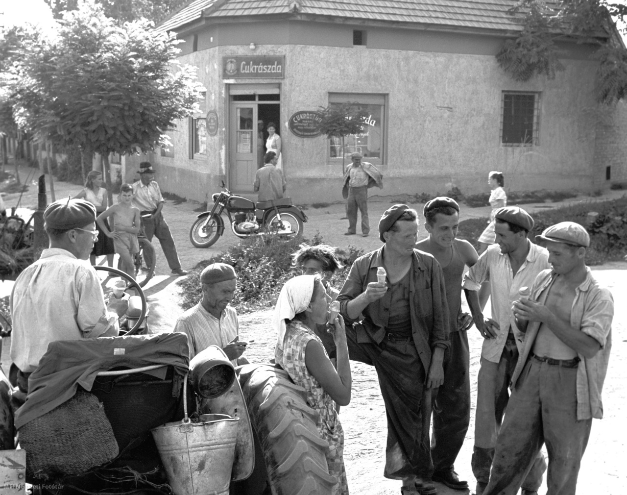 Dömsöd, 1960. augusztus 26. Kontra János traktoros munkatársaival fagylaltozik a cukrászda előtt.