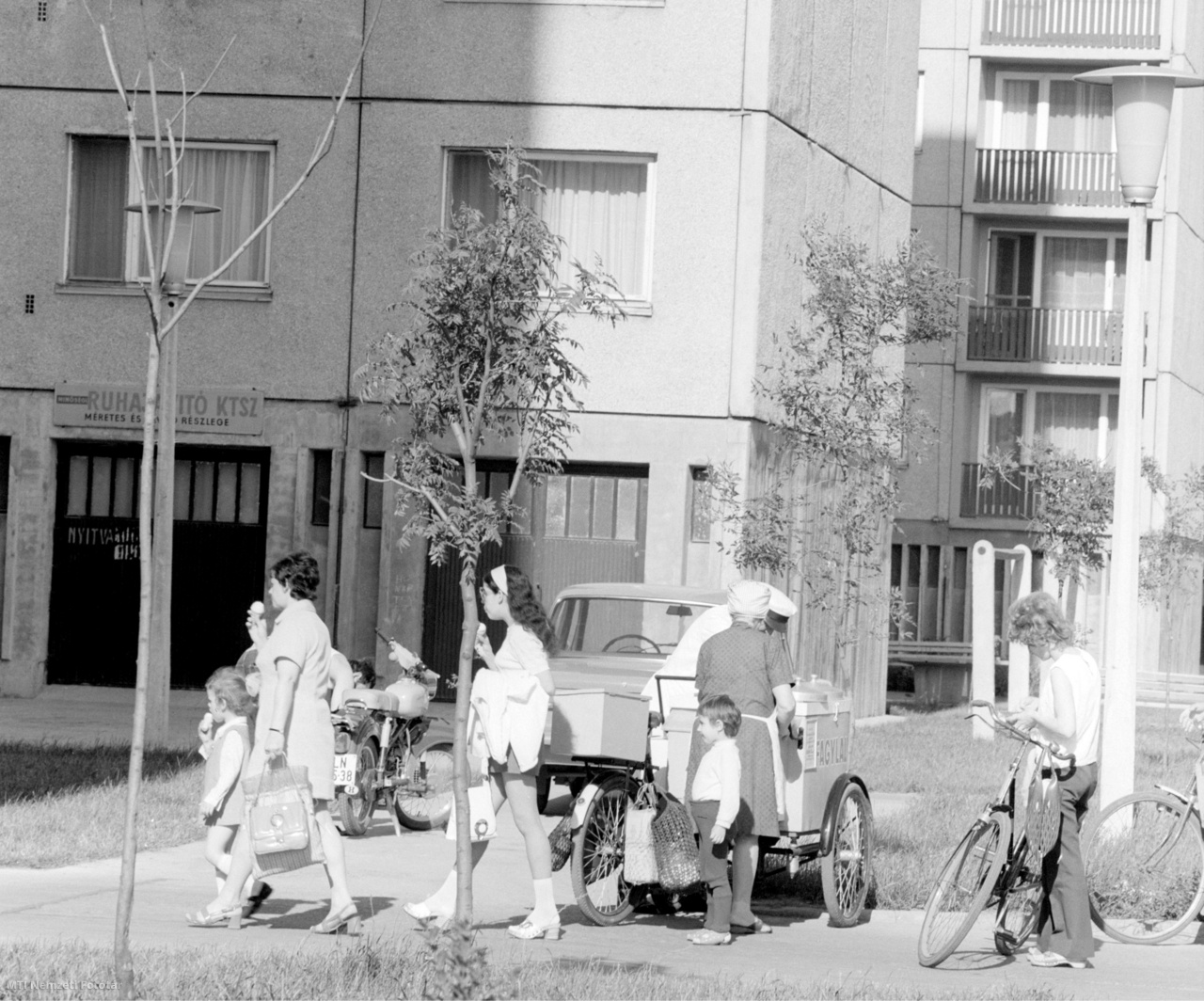 Szeged, 1973. május 29. Fagylaltoznak Szeged új lakónegyedének, a Tarján városrészen épülő lakótelepnek a lakói. 