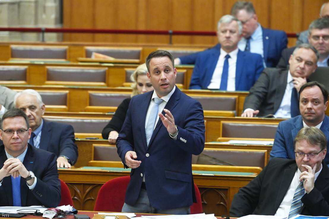 Dömötör Csaba, a Miniszterelnöki Kabinetiroda parlamenti államtitkára napirend előtti felszólalásra válaszol az Országgyűlés rendkívüli plenáris ülésén 2022. július 4-én