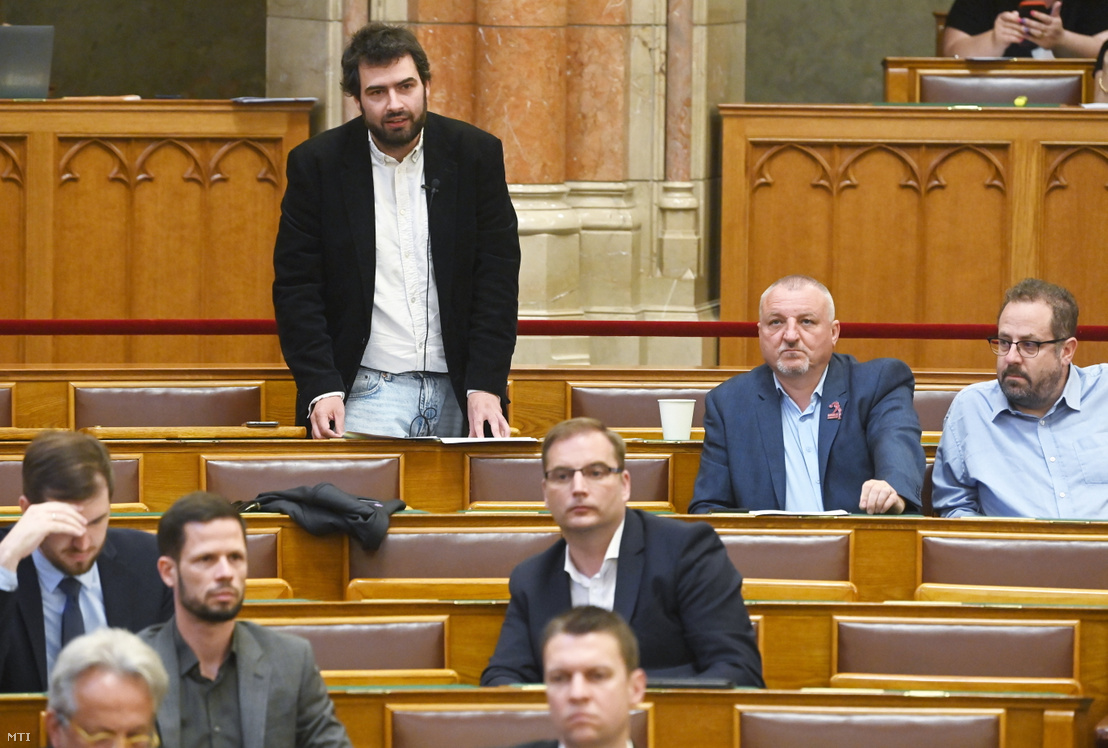 Jámbor András Imre, a Párbeszéd képviselője napirend előtt szólal fel az Országgyűlés rendkívüli plenáris ülésén 2022. július 4-én