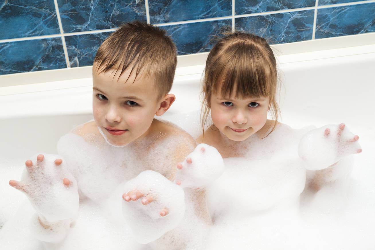 Мальчик и девочка в ванной