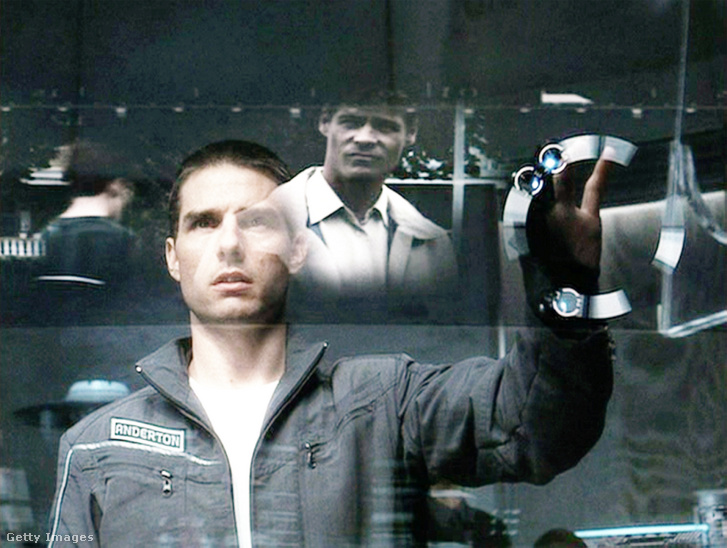 Tom Cruise mint John Anderton bűnmegelőzési előadó a Különvélemény című tudományos-fantasztikus filmben