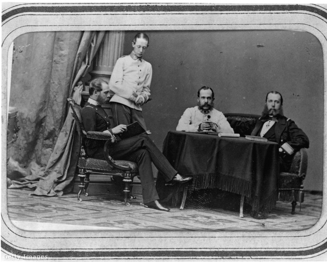 A fiatal Lajos Viktor (állva, fehér felsőben) három fivére társaságában
