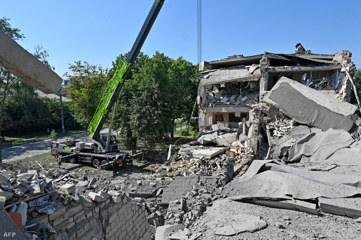 Egy lerombolt iskola roncsai Harkovban, Ukrajnában 2022. július 4-én