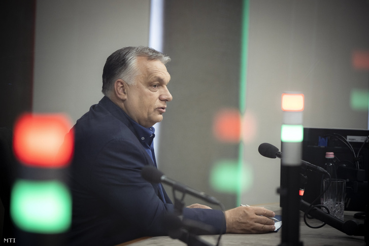 Orbán Viktor miniszterelnök interjút ad a Jó reggelt, Magyarország! című műsorban a Kossuth rádió stúdiójában 2022. július 1-jén