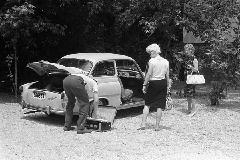 Az ország első kempingjei 1958-ban nyíltak meg Tihanyban és a Balatonfüreden, és bár a következő években hotelek is szép számmal épültek, a táborok kedvező árfekvésük miatt jóval több családnak biztosítottak üdülési lehetőséget. A fotó a szentendrei Pap-szigeten készült, 1963-ban.