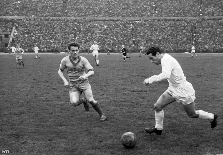Francisco Gento (j, Real Madrid) igyekszik elmenni Bárfi Antal (Vasas) mellett a Bajnokok Európai Kupája (BEK) elődöntőjében vívott Vasas-Real Madrid labdarúgó-mérkőzésen a Népstadionban 1958. április 16-án